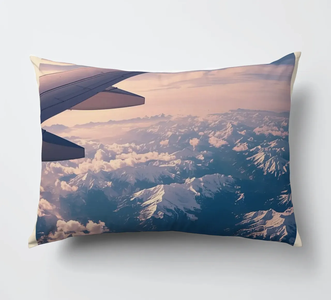 Ala di aereo sopra le montagne cuscino da DesignDoodle