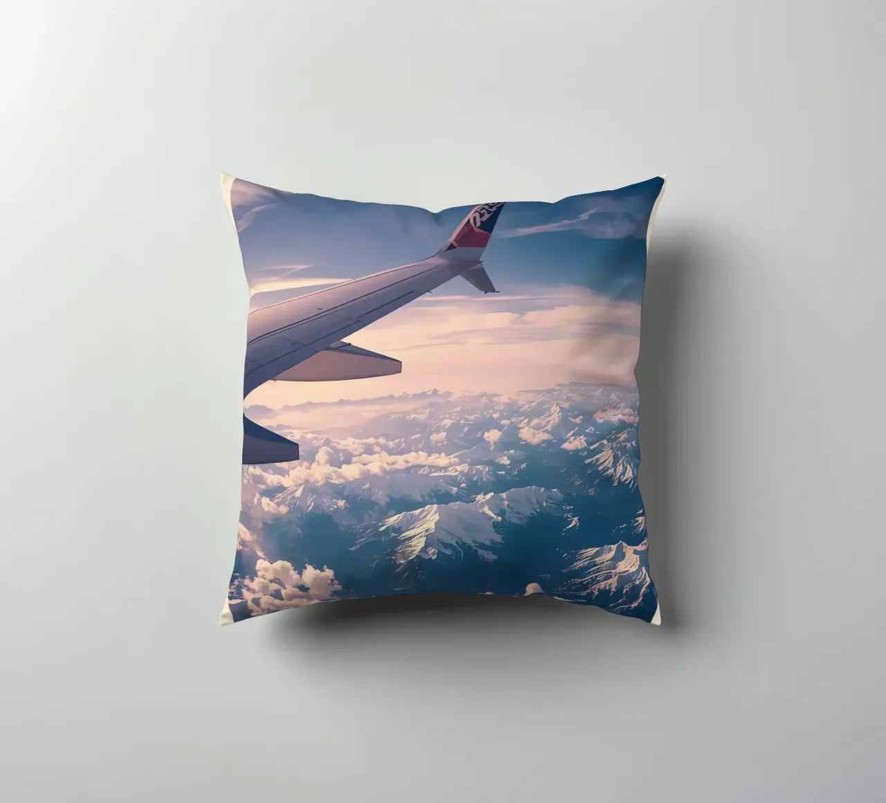 Ala di aereo sopra le montagne cuscino da DesignDoodle