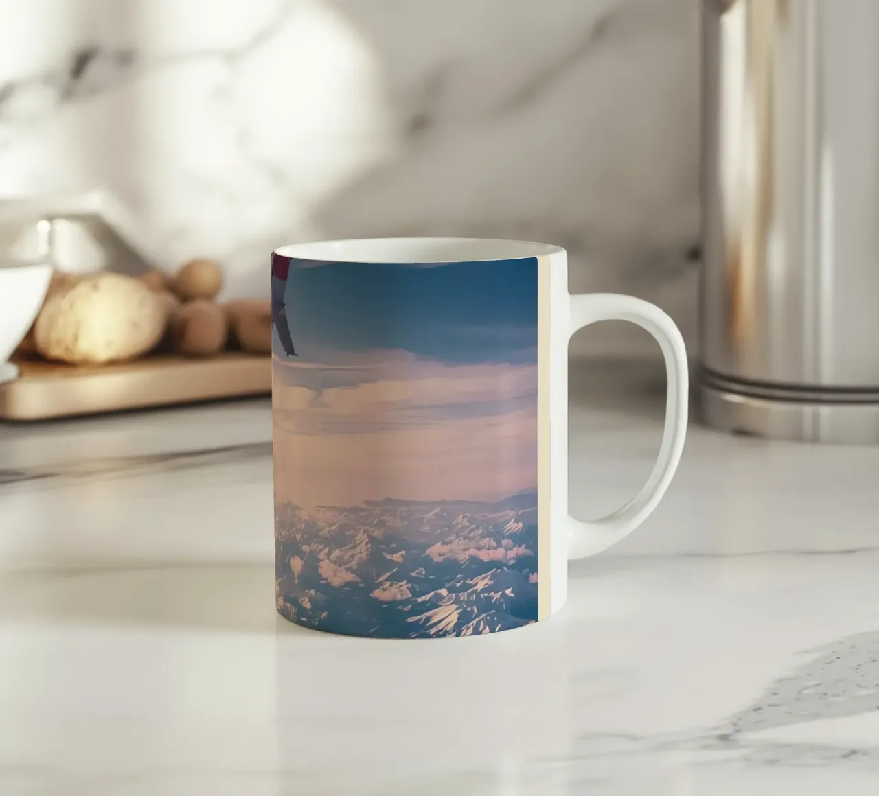Ala di aereo sopra le montagne tazza in ceramica da DesignDoodle
