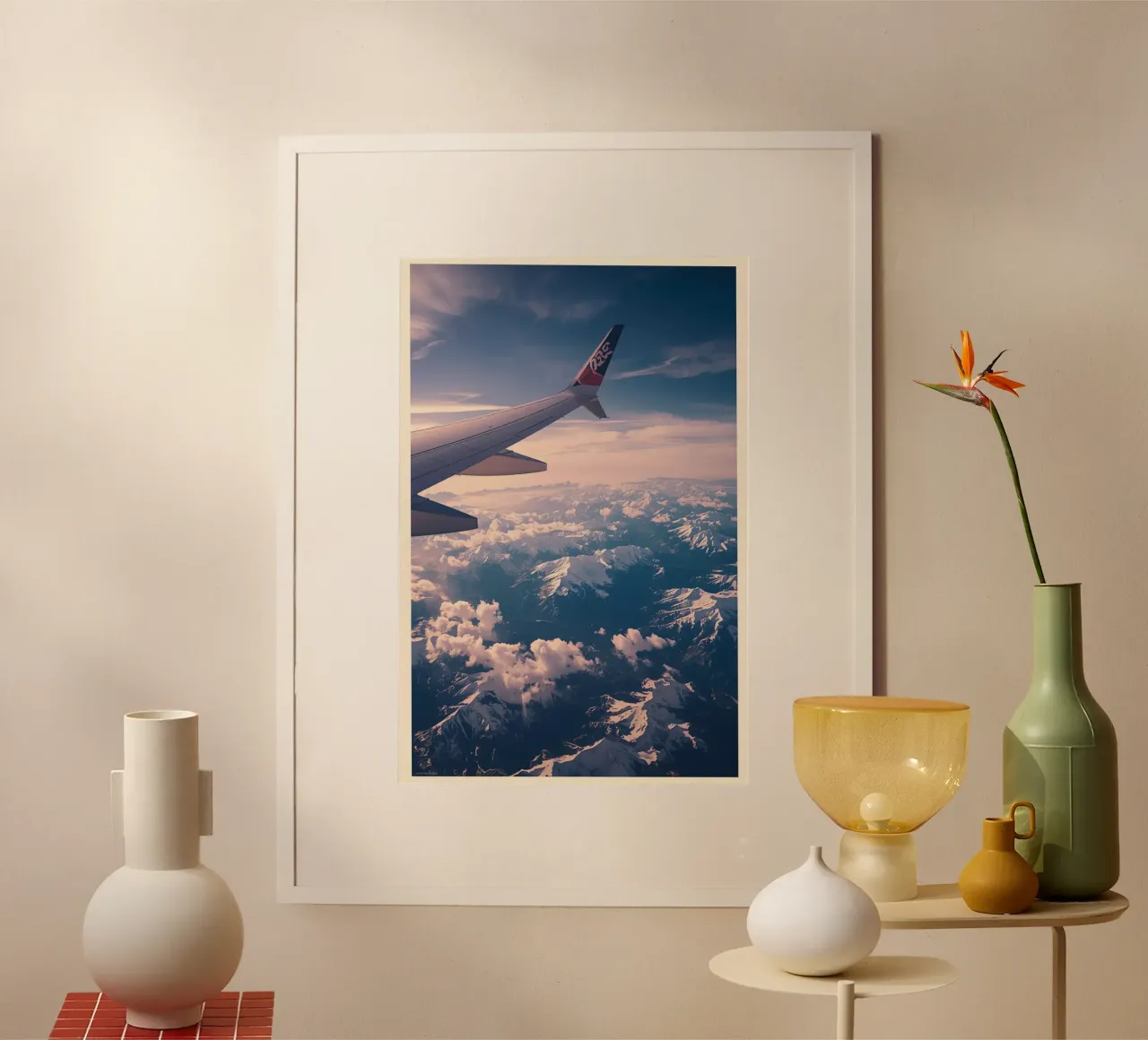 Ala di aereo sopra le montagne poster con telaio in alluminio da DesignDoodle