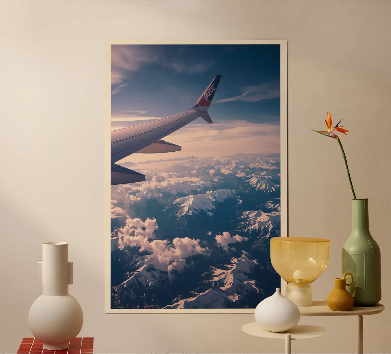 Ala di aereo sopra le montagne poster con telaio in alluminio da DesignDoodle
