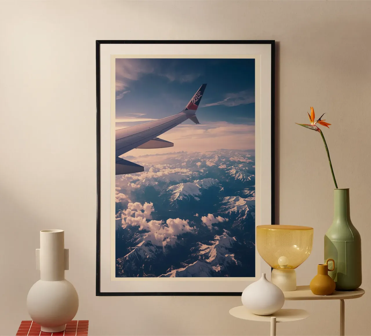 Ala di aereo sopra le montagne poster con telaio in alluminio da DesignDoodle