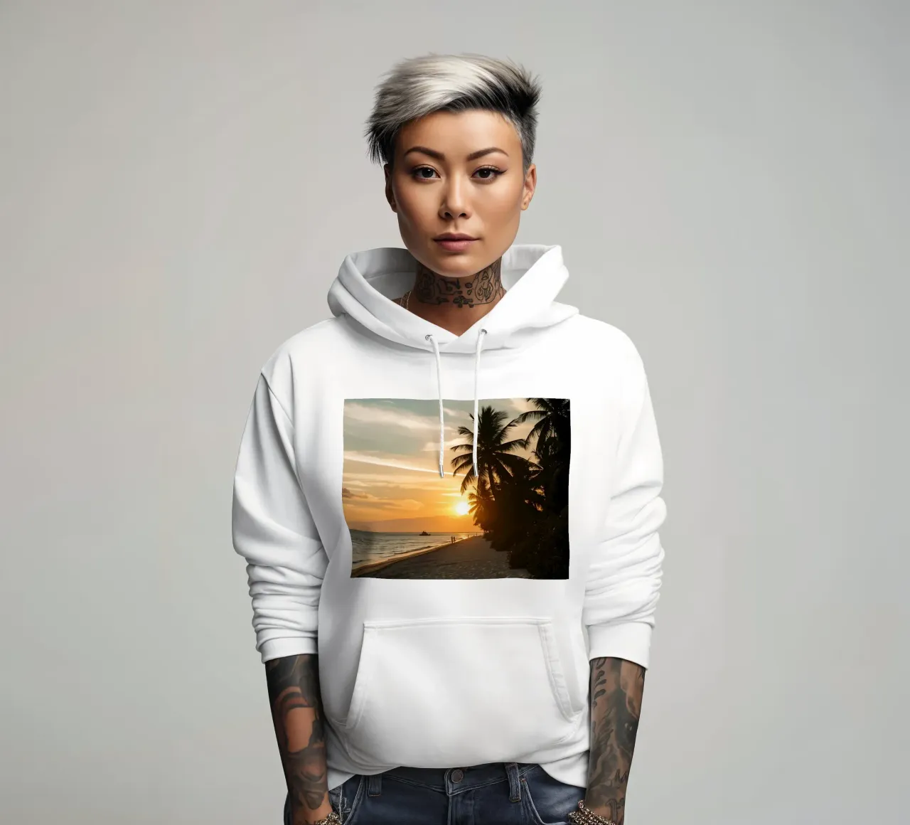 Tramonto sulla spiaggia con palme e oceano felpa con cappuccio da DesignDoodle