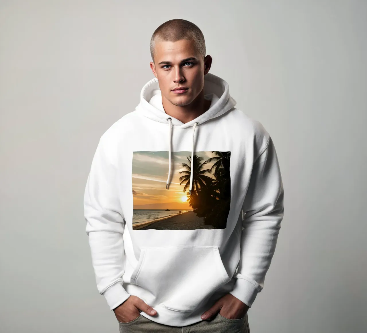 Tramonto sulla spiaggia con palme e oceano felpa con cappuccio da DesignDoodle