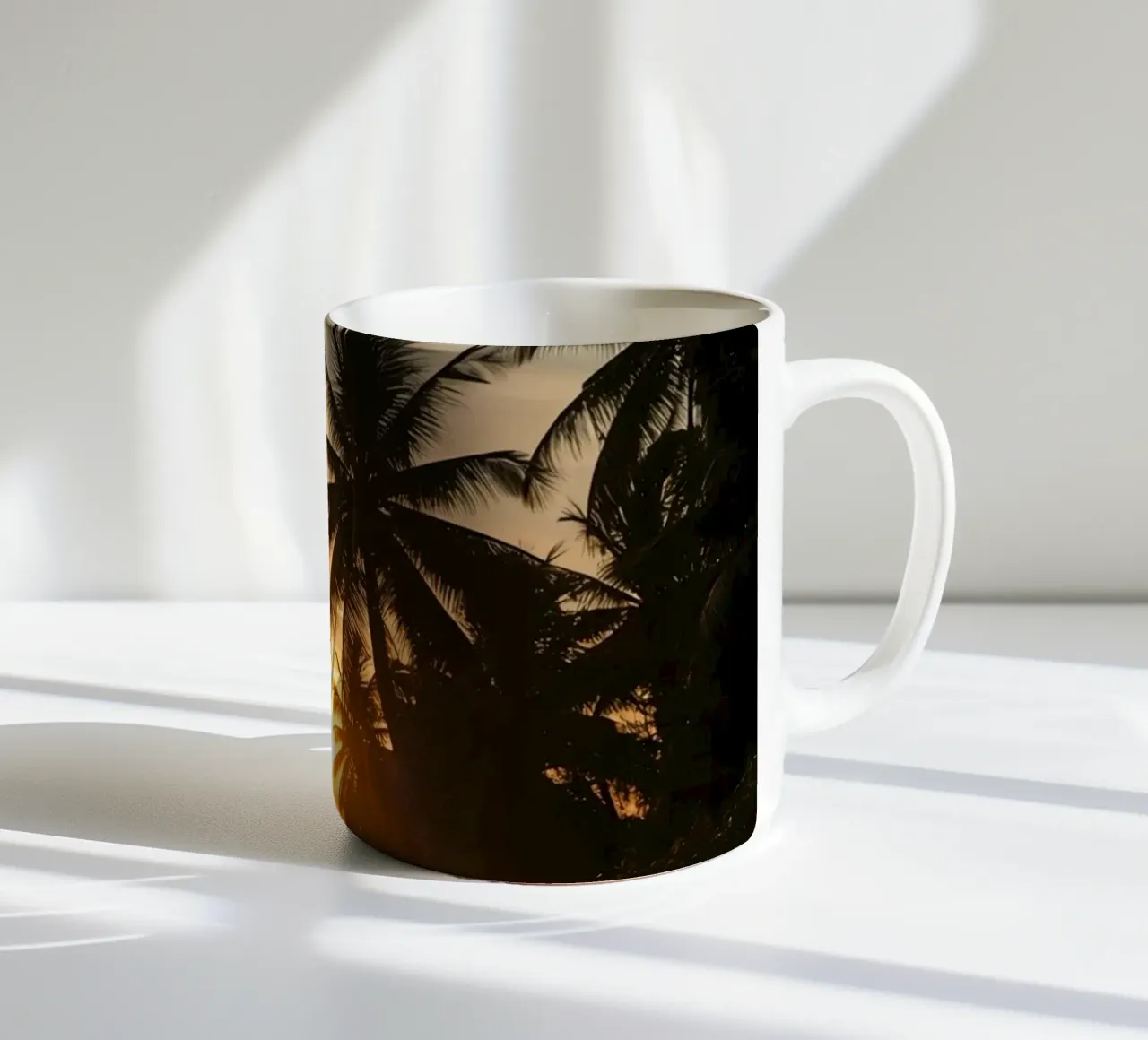 Tramonto sulla spiaggia con palme e oceano tazza in ceramica da DesignDoodle
