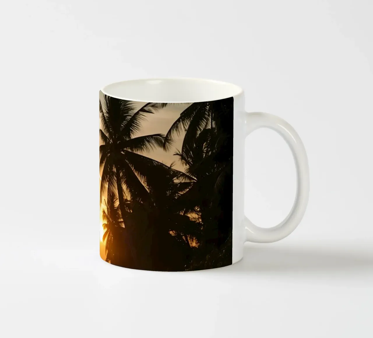 Tramonto sulla spiaggia con palme e oceano tazza in ceramica da DesignDoodle