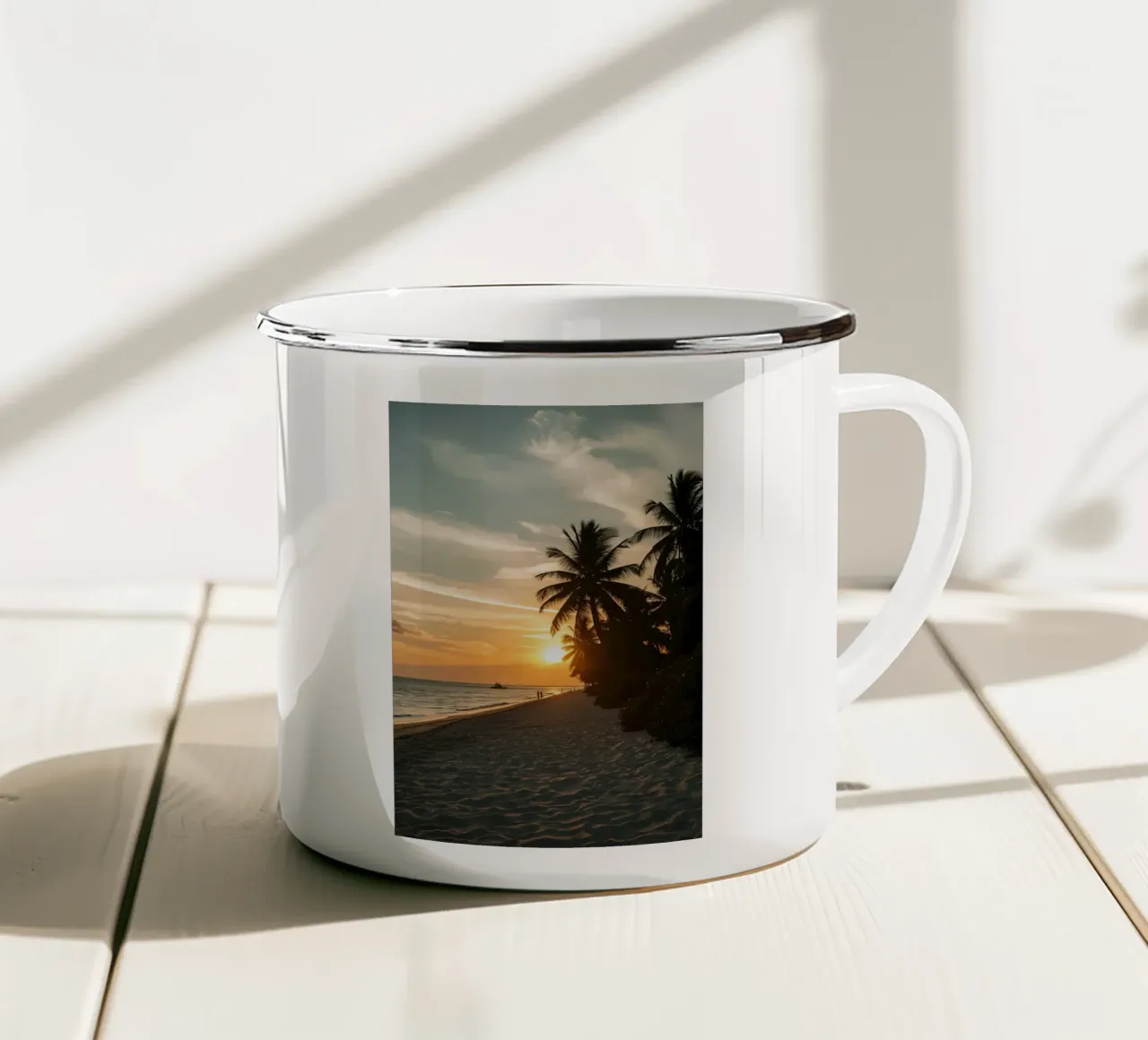 Tramonto sulla spiaggia con palme e oceano tazza in smalto da DesignDoodle