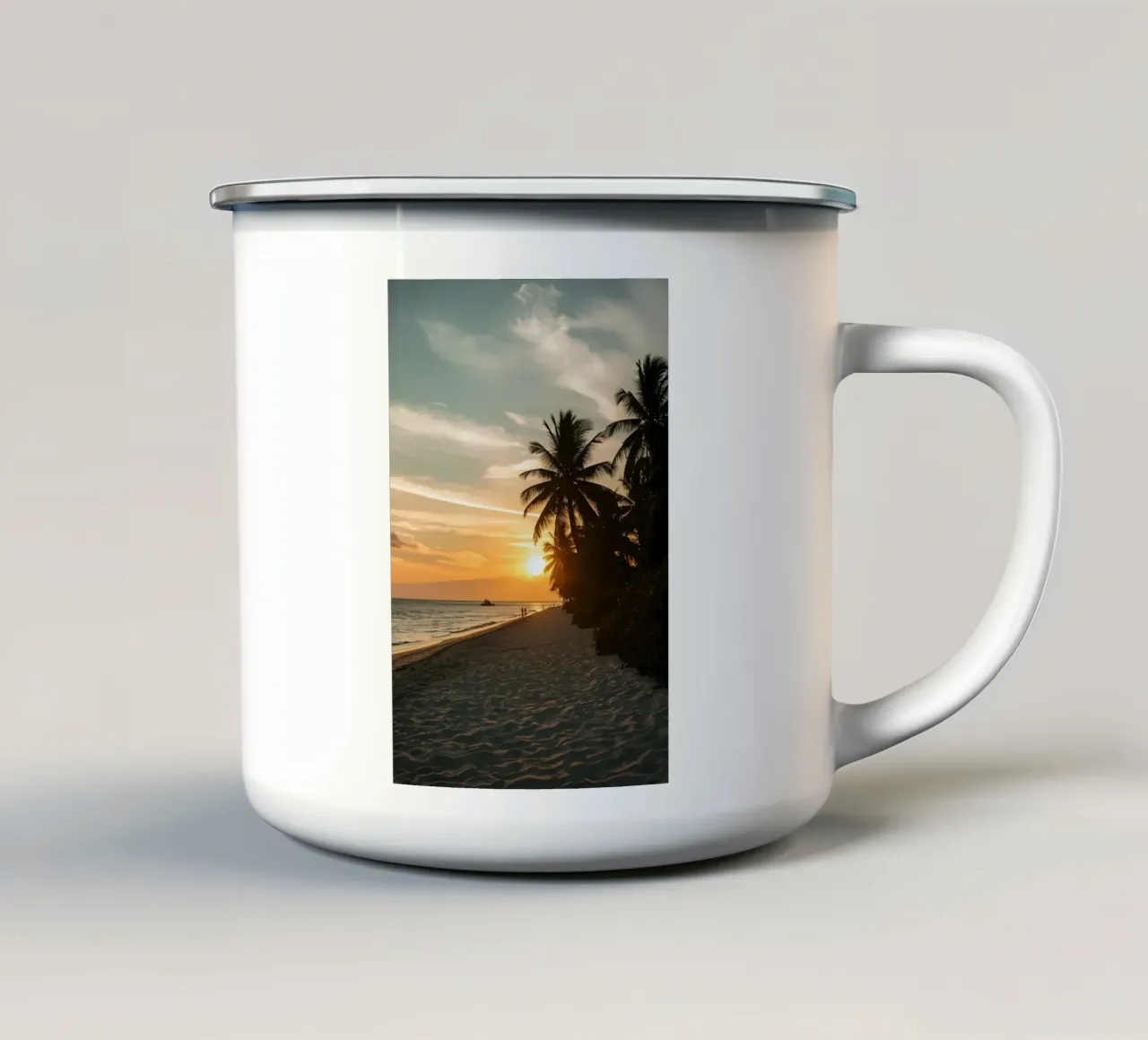 Tramonto sulla spiaggia con palme e oceano tazza in smalto da DesignDoodle