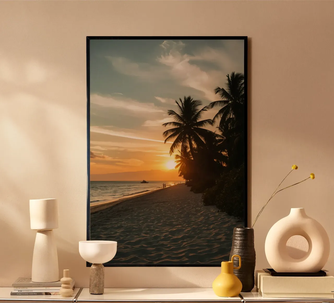 Tramonto sulla spiaggia con palme e oceano poster con telaio in alluminio da DesignDoodle