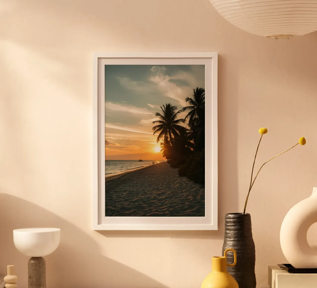 Tramonto sulla spiaggia con palme e oceano poster con telaio in alluminio da DesignDoodle