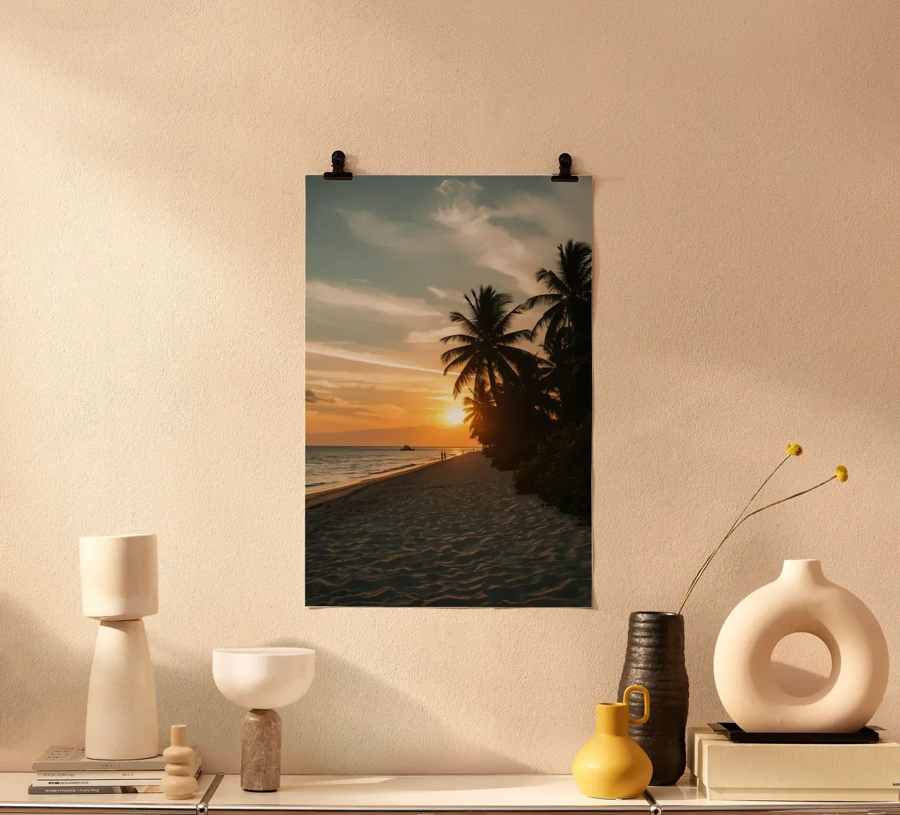 Tramonto sulla spiaggia con palme e oceano poster con telaio in alluminio da DesignDoodle