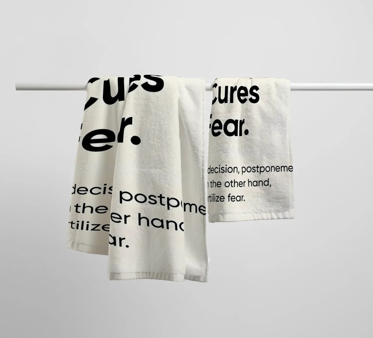 Action cures fear asciugamano da bagno da Type & Tape