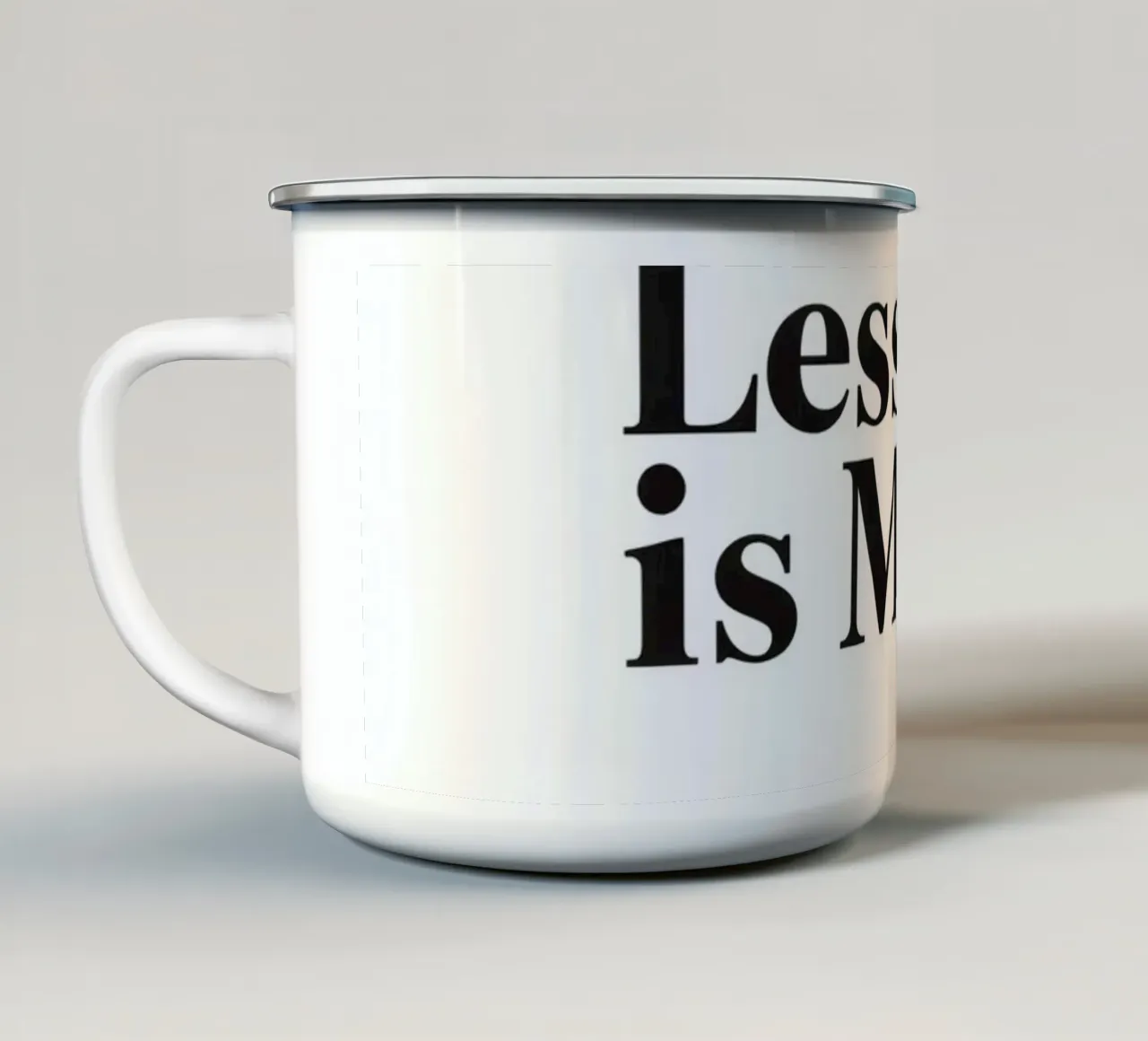 Testo nero Less is More sopra la stella a quattro punti tazza in smalto da DesignDoodle