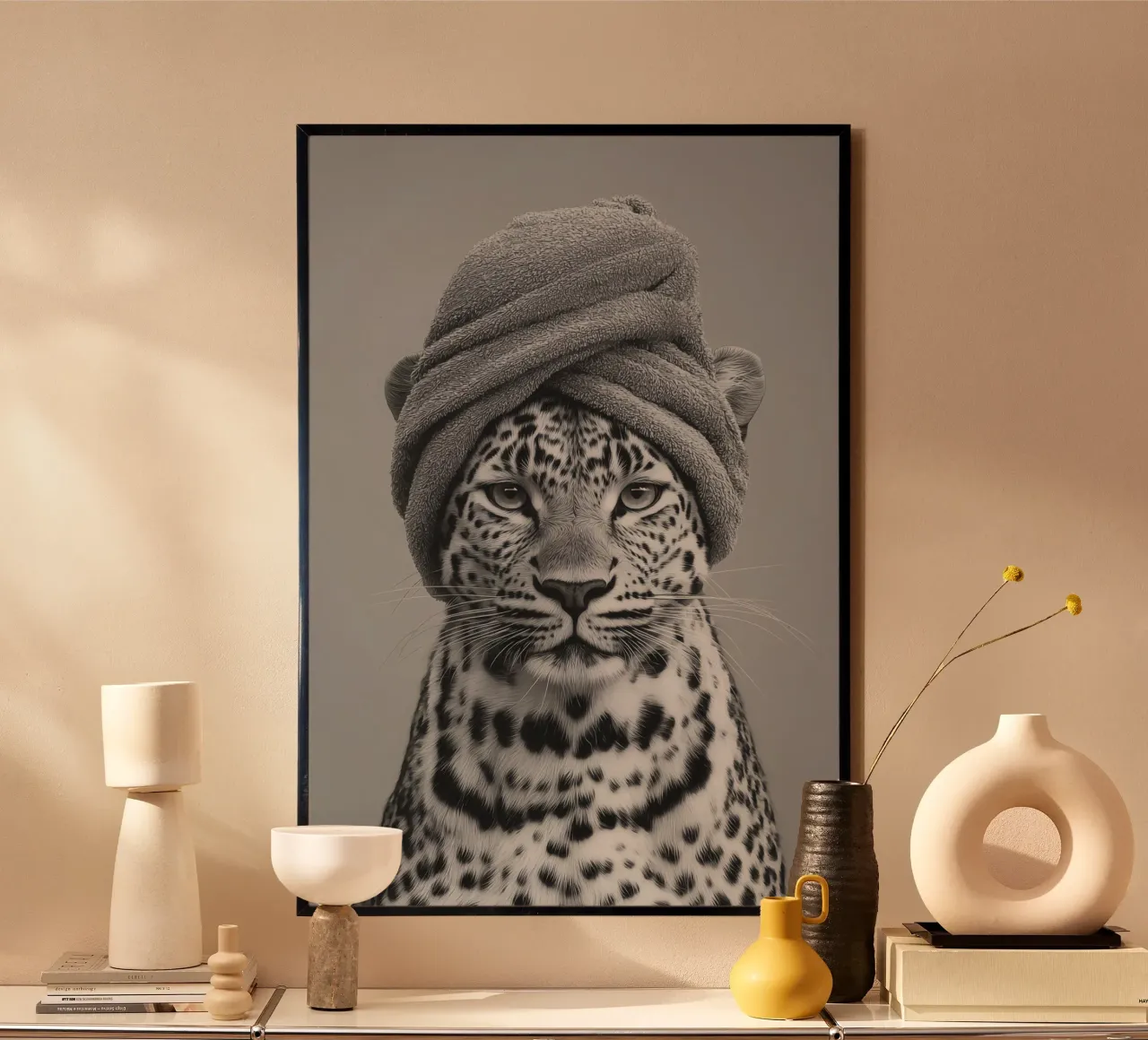 Donna leopardo dopo il bagno | Wilderness e benessere poster con telaio in plastica da Autofocus