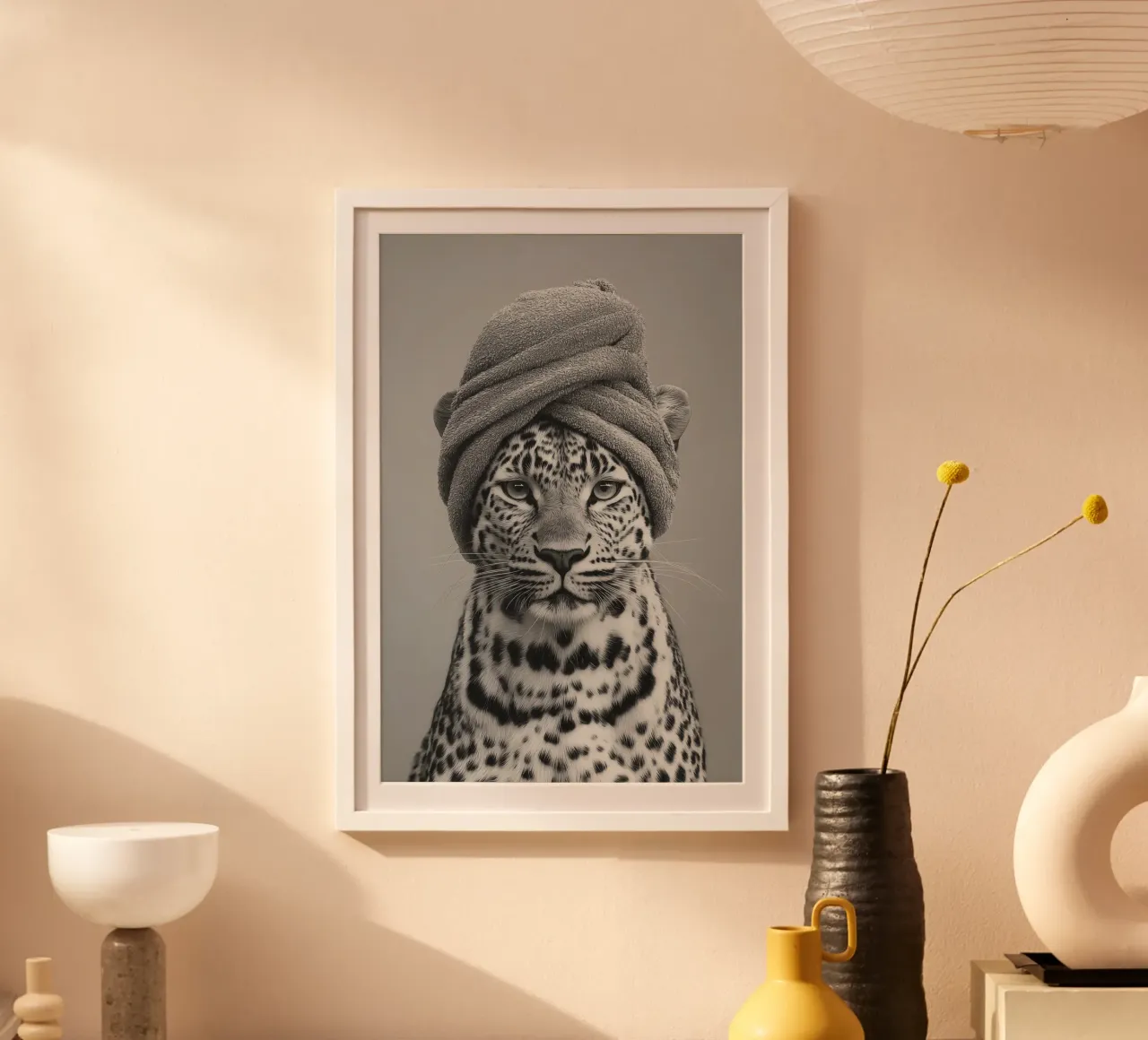 Donna leopardo dopo il bagno | Wilderness e benessere poster con telaio in plastica da Autofocus