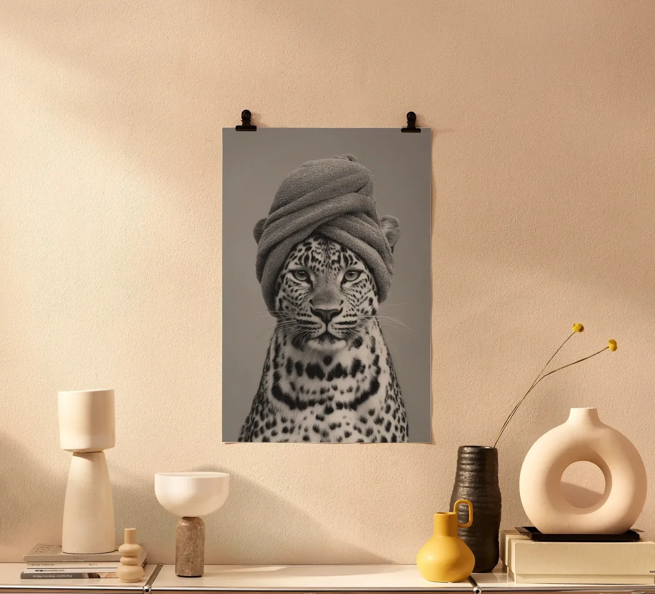 Donna leopardo dopo il bagno | Wilderness e benessere poster con telaio in plastica da Autofocus
