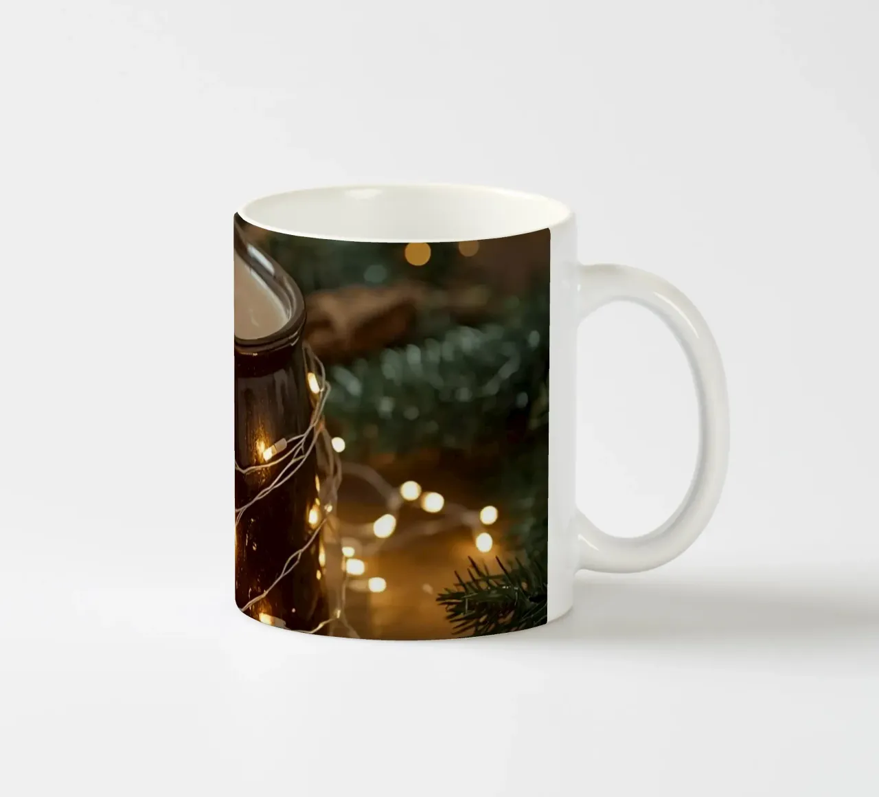 Tazza marrone con fiocchi di neve e sempreverdi luminosi tazza in ceramica da DesignDoodle