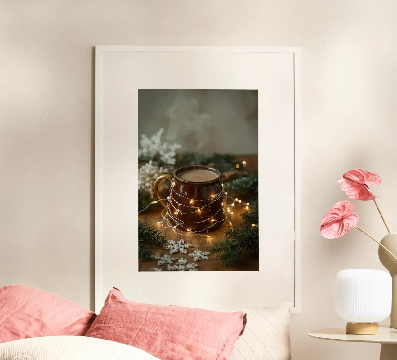 Tazza marrone con fiocchi di neve e sempreverdi luminosi poster con telaio in alluminio da DesignDoodle