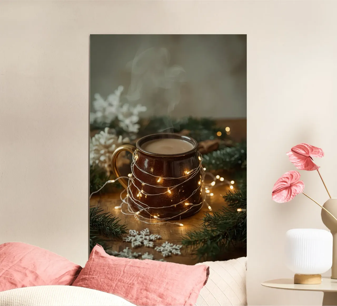Tazza marrone con fiocchi di neve e sempreverdi luminosi poster con telaio in alluminio da DesignDoodle