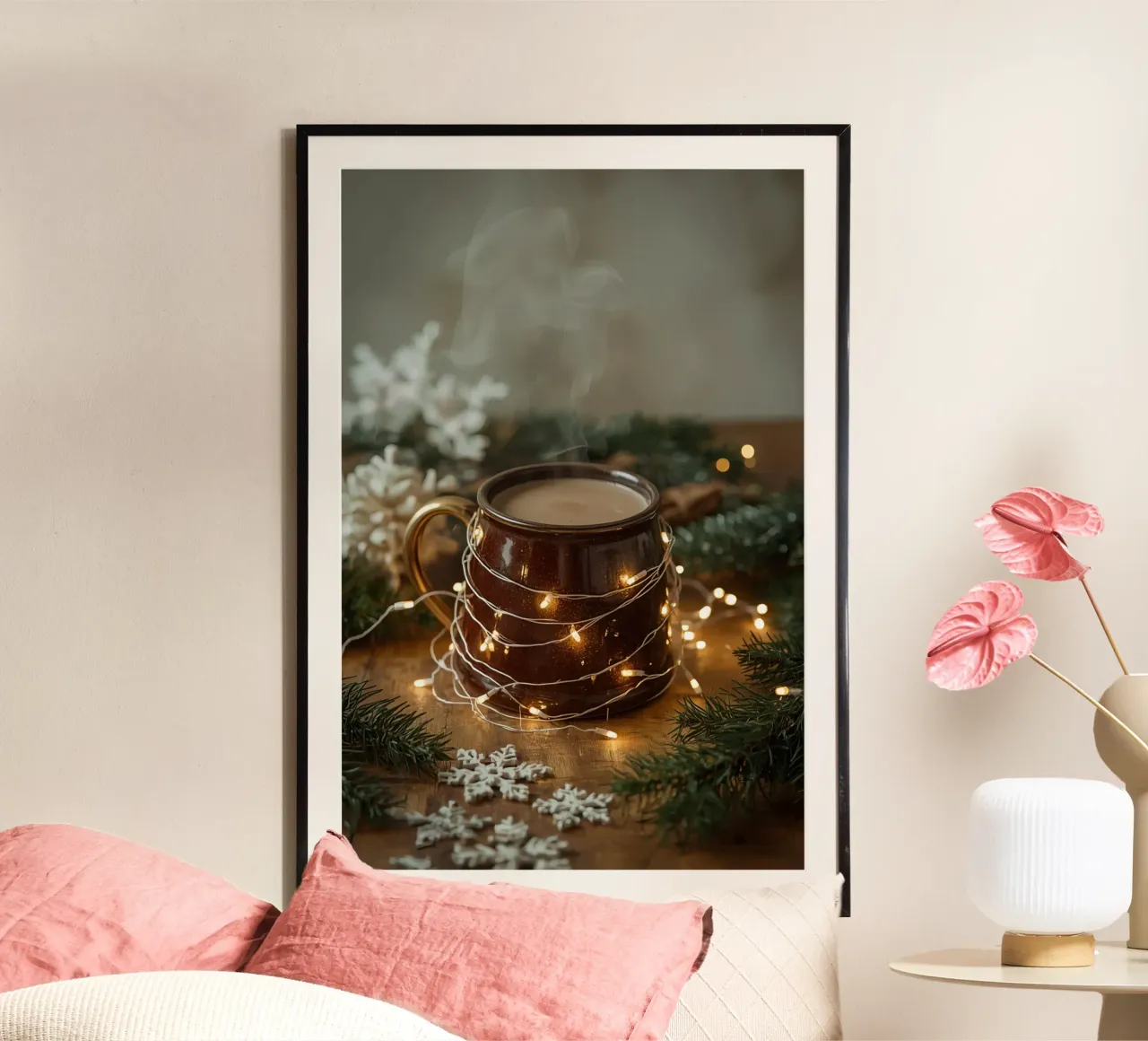 Tazza marrone con fiocchi di neve e sempreverdi luminosi poster con telaio in alluminio da DesignDoodle