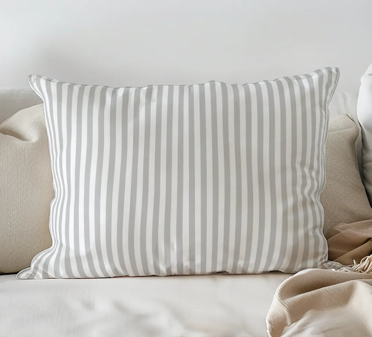 Minimal Basic Classic Bold Stripes 2 | Bianco e grigio chiaro cuscino da Beauty in Simplicity