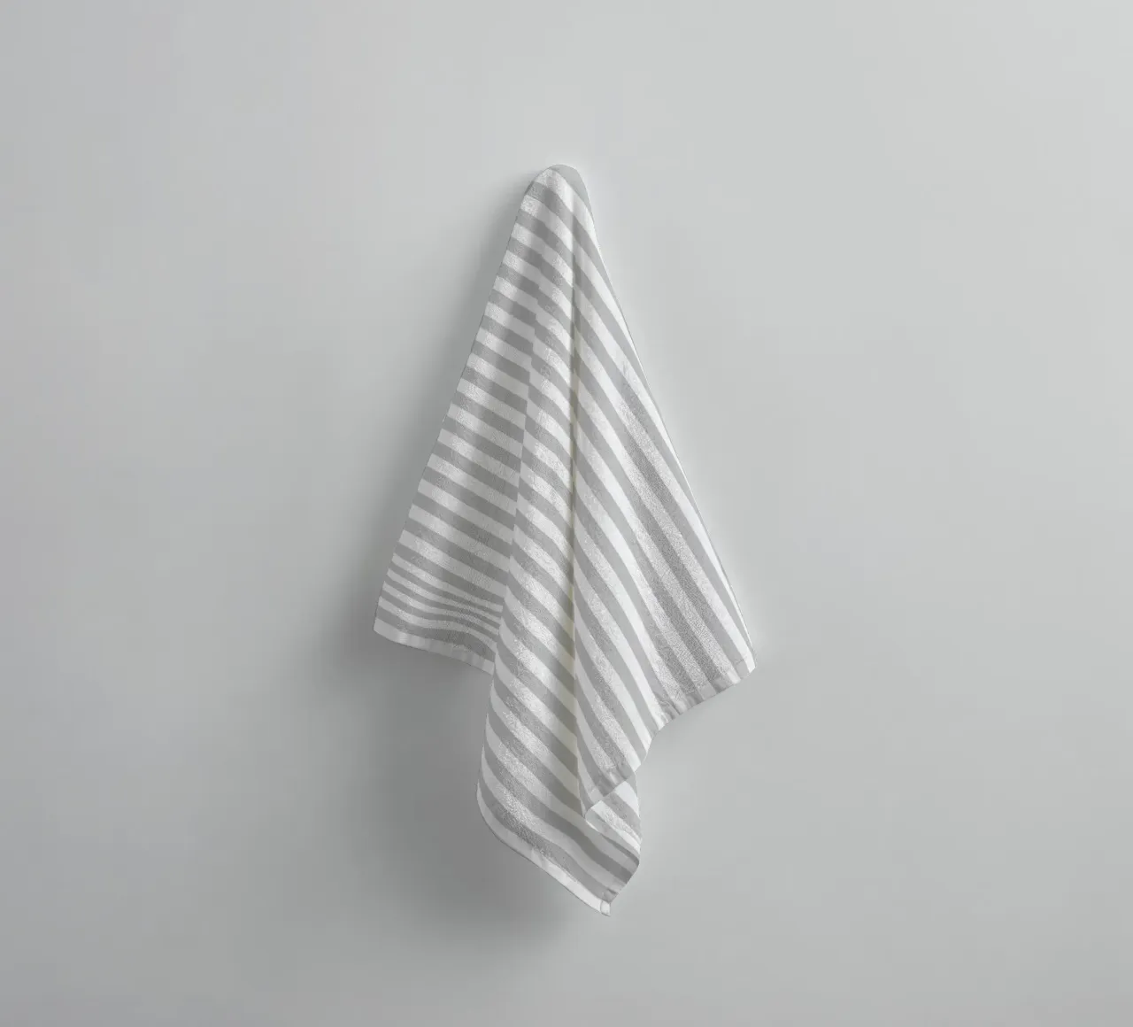 Minimal Basic Classic Bold Stripes 2 | Wit en Lichtgrijs badhanddoek van Beauty in Simplicity