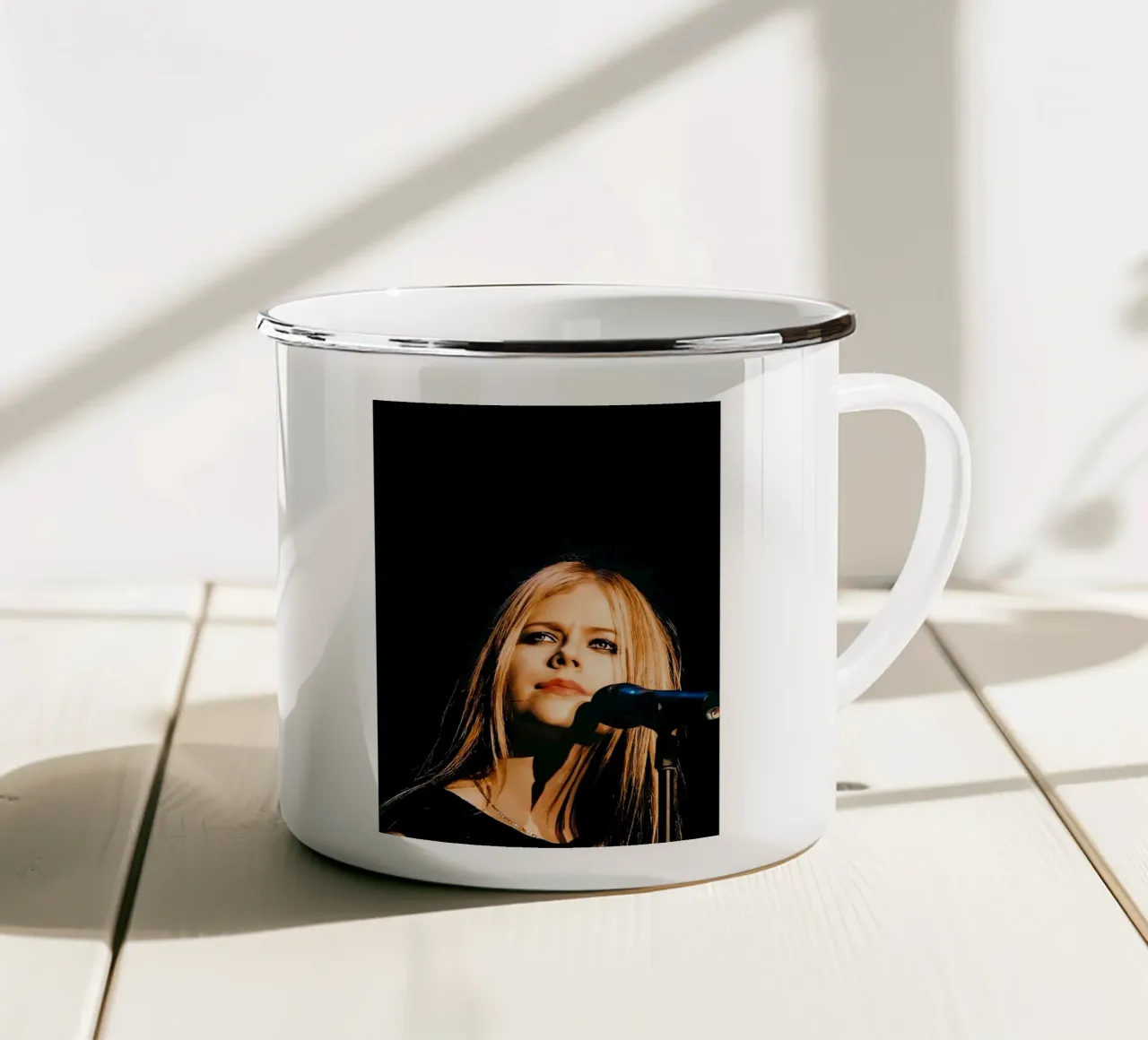 Avril Lavigne tazza in smalto da Musadad Shop