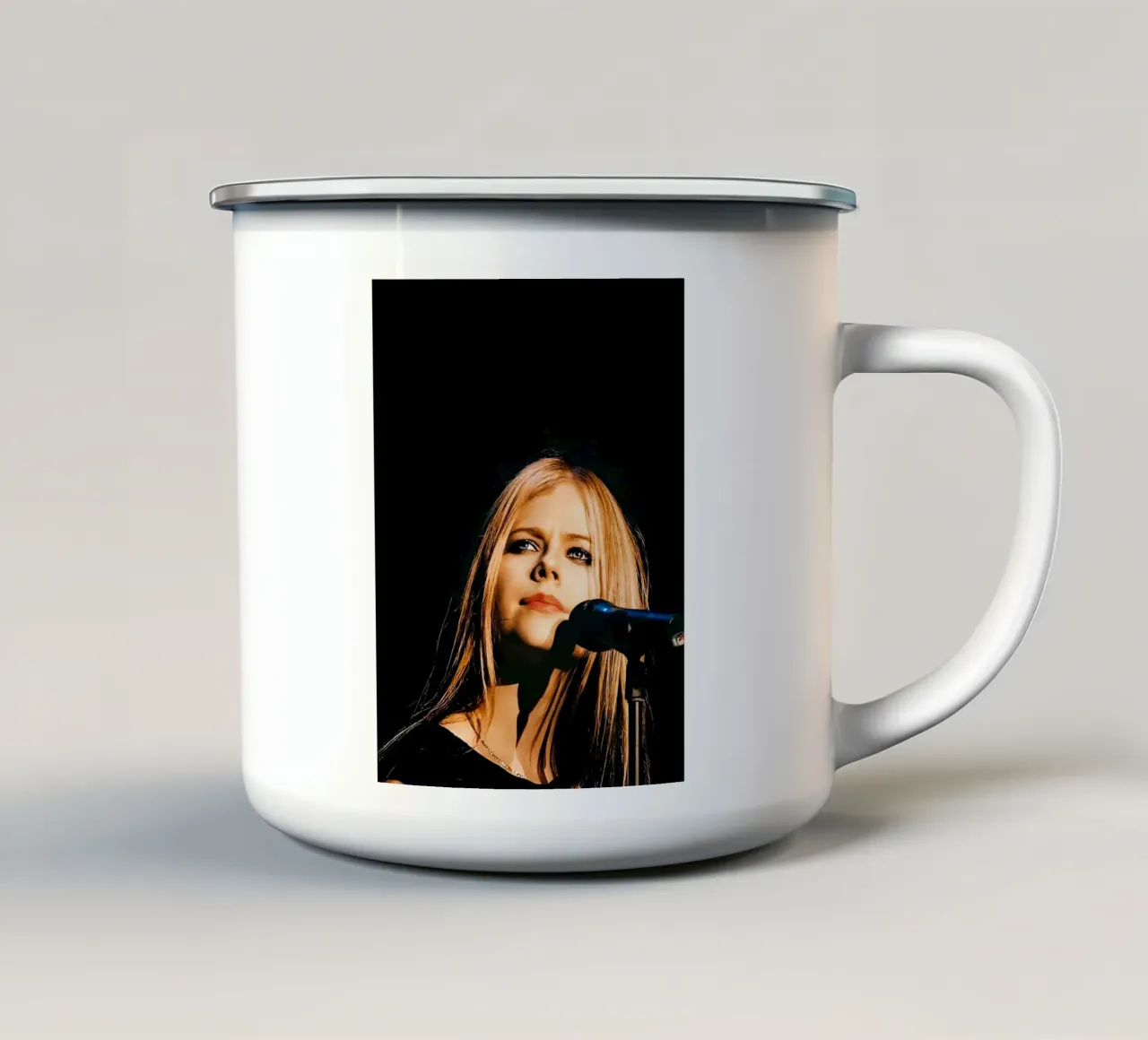 Avril Lavigne tazza in smalto da Musadad Shop