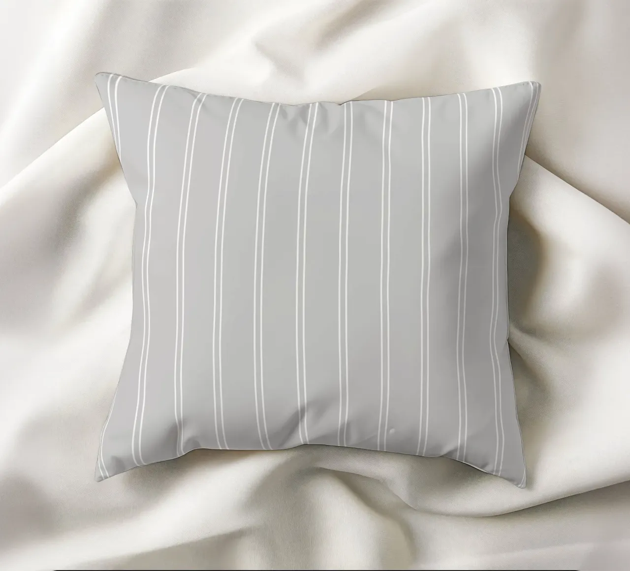 Minimal Basic Classic a doppie strisce bianche su grigio chiaro cuscino da Beauty in Simplicity