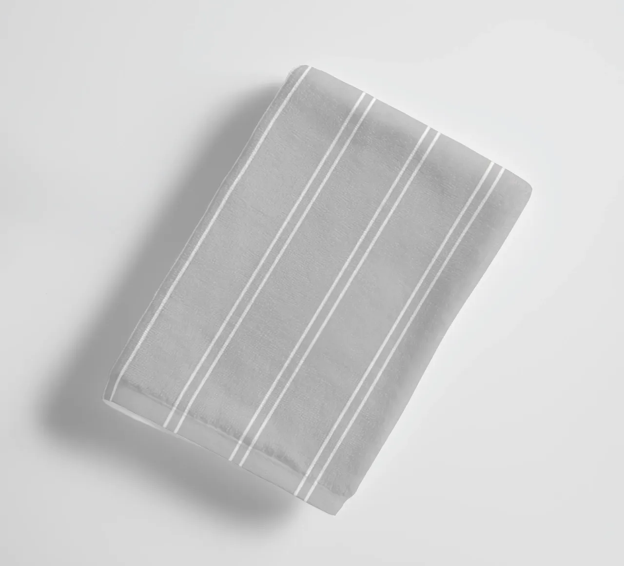 Minimal Basic Classic a doppie strisce bianche su grigio chiaro asciugamano da bagno da Beauty in Simplicity