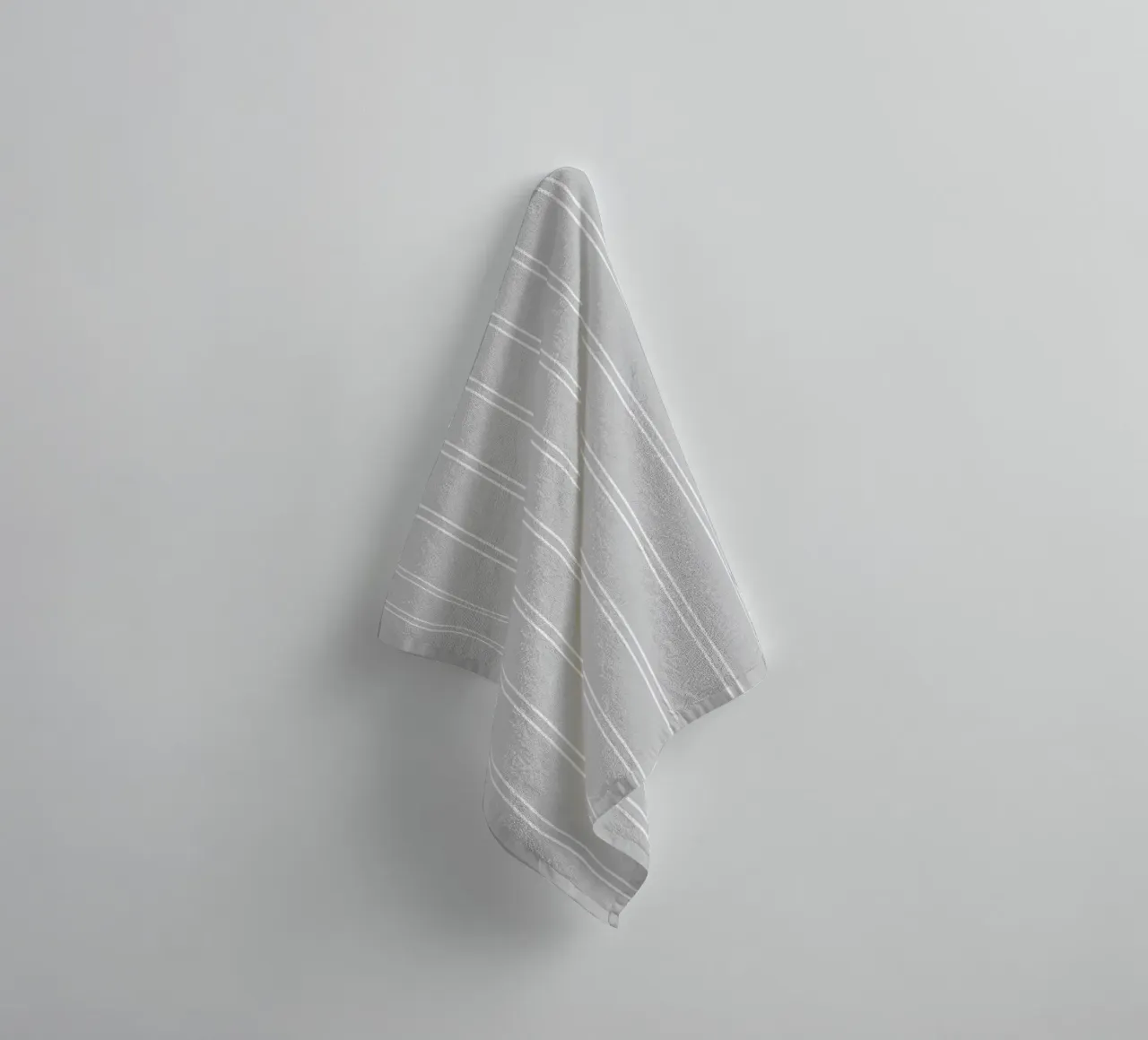Minimal Basic Classic a doppie strisce bianche su grigio chiaro asciugamano da bagno da Beauty in Simplicity