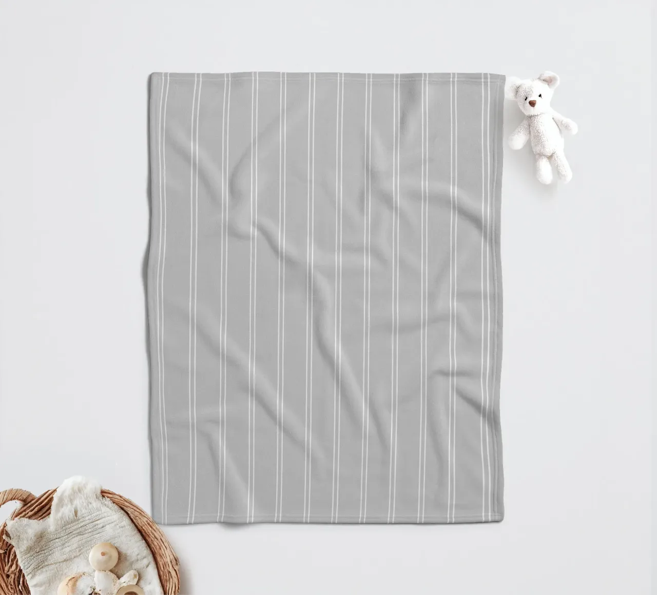 Minimal Basic Classic a doppie strisce bianche su grigio chiaro coperta in pile da Beauty in Simplicity