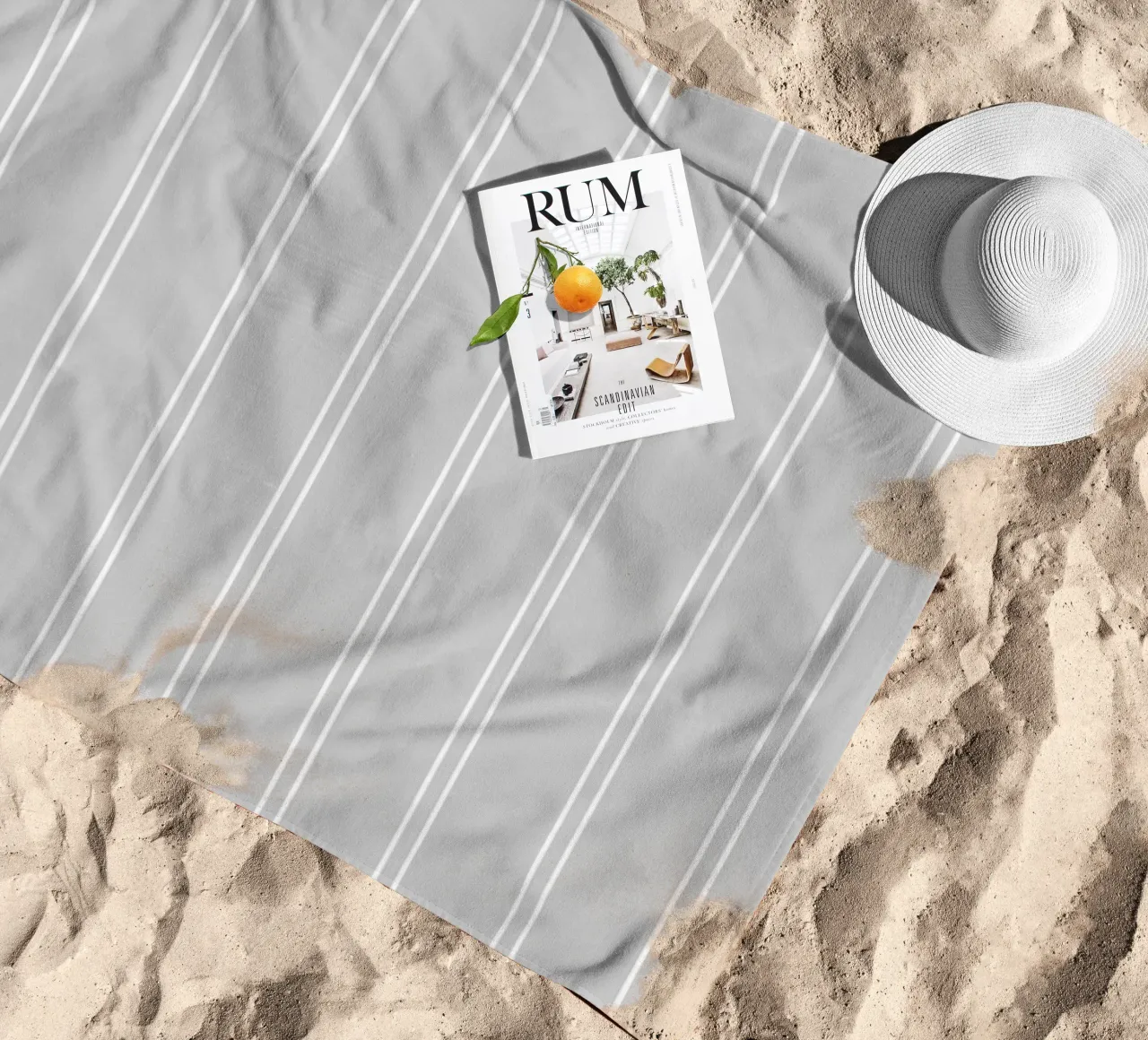 Minimal Basic Classic a doppie strisce bianche su grigio chiaro telo mare da Beauty in Simplicity