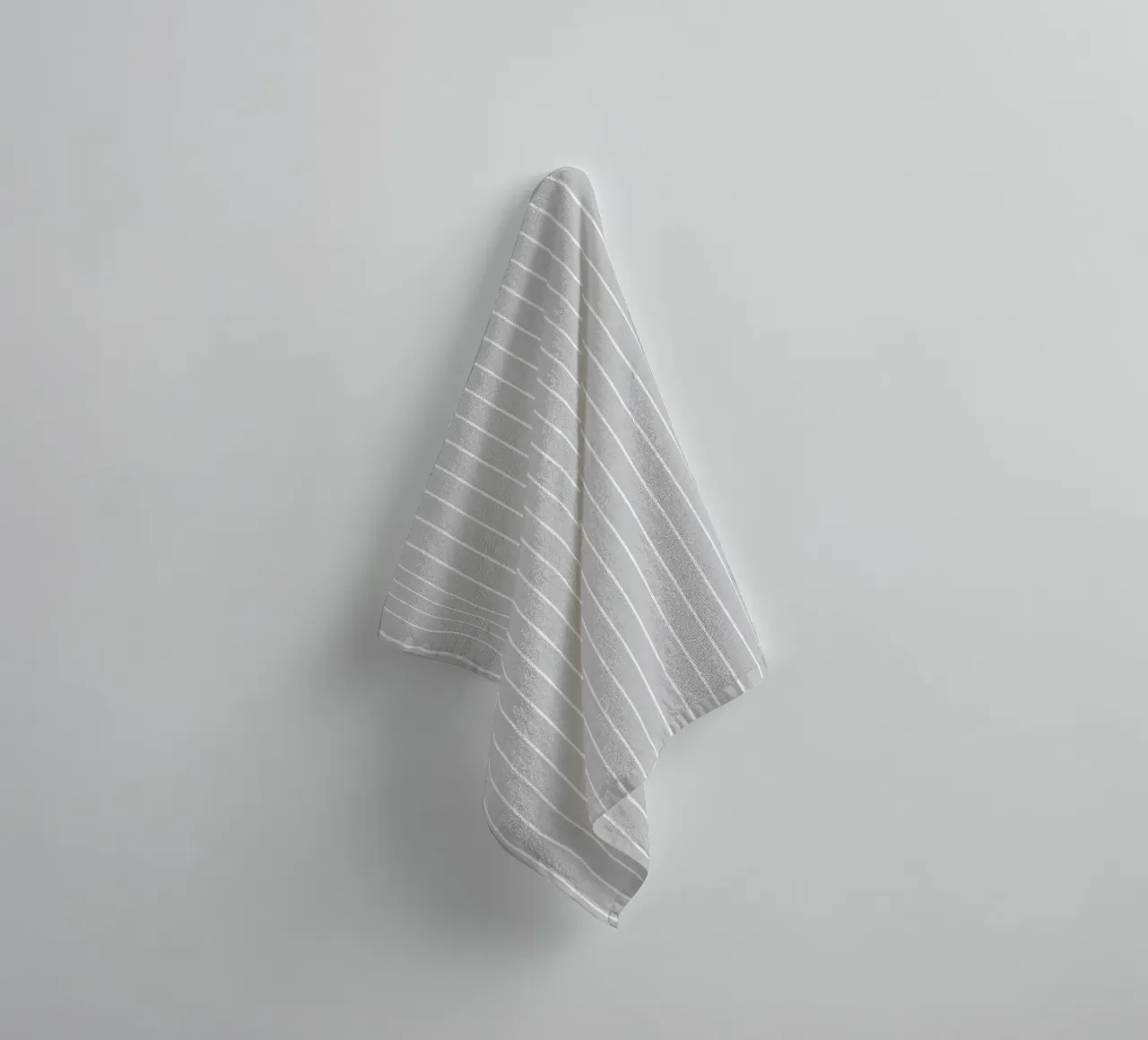 Minimal Basic Classic Nadelstreifen | Weiß auf Hellgrau Handtuch von Beauty in Simplicity
