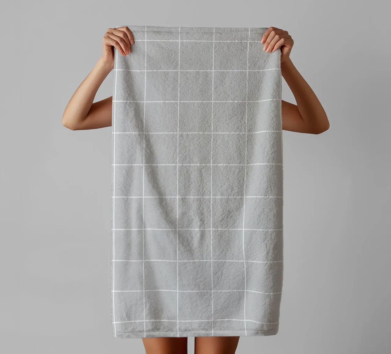 Minimal Basic Classic Big Grid | Bianco su grigio chiaro asciugamano da bagno da Beauty in Simplicity