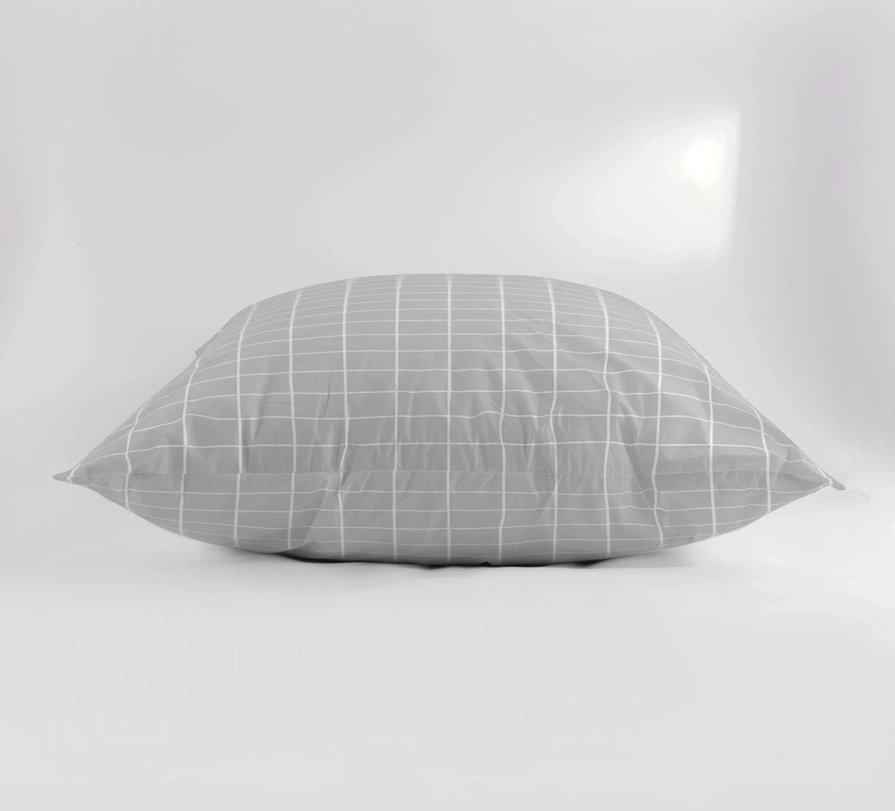 Griglia di base classica minimale | Bianco su grigio chiaro cuscino da Beauty in Simplicity