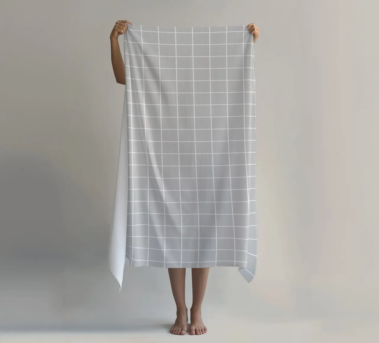 Minimal Klassiek Basisraster | Wit op Lichtgrijs strandhanddoek van Beauty in Simplicity