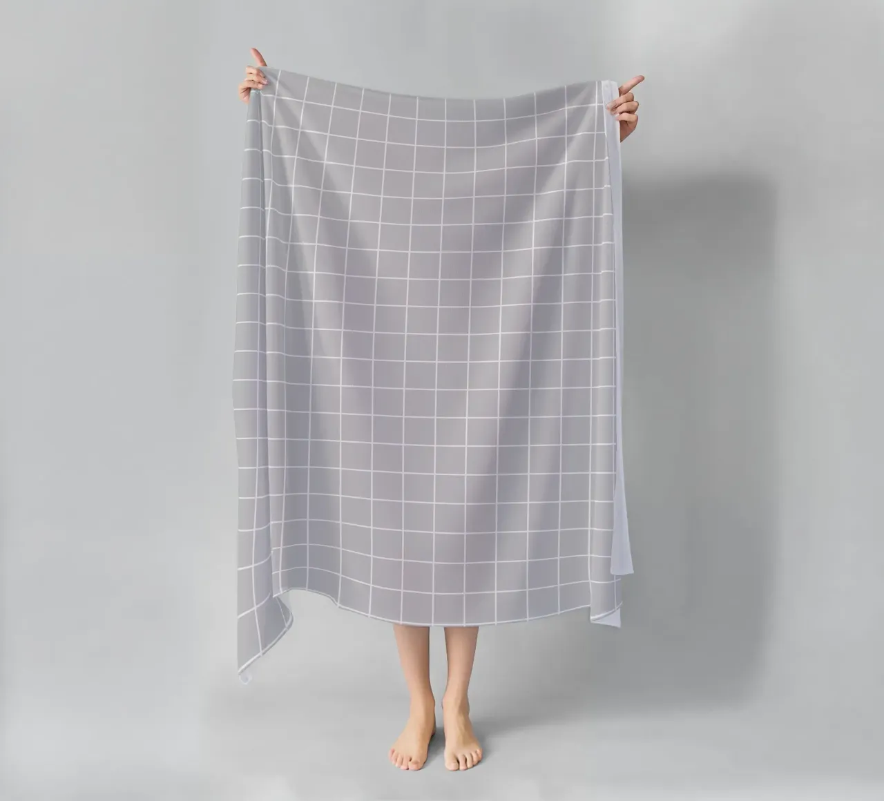 Minimal Klassiek Basisraster | Wit op Lichtgrijs strandhanddoek van Beauty in Simplicity