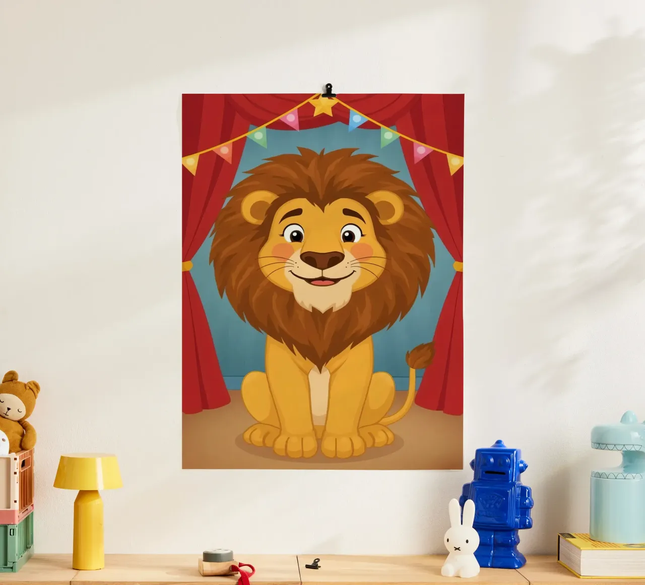 Leone dei cartoni animati seduto davanti a tende e striscioni rossi poster con telaio in plastica da DesignDoodle