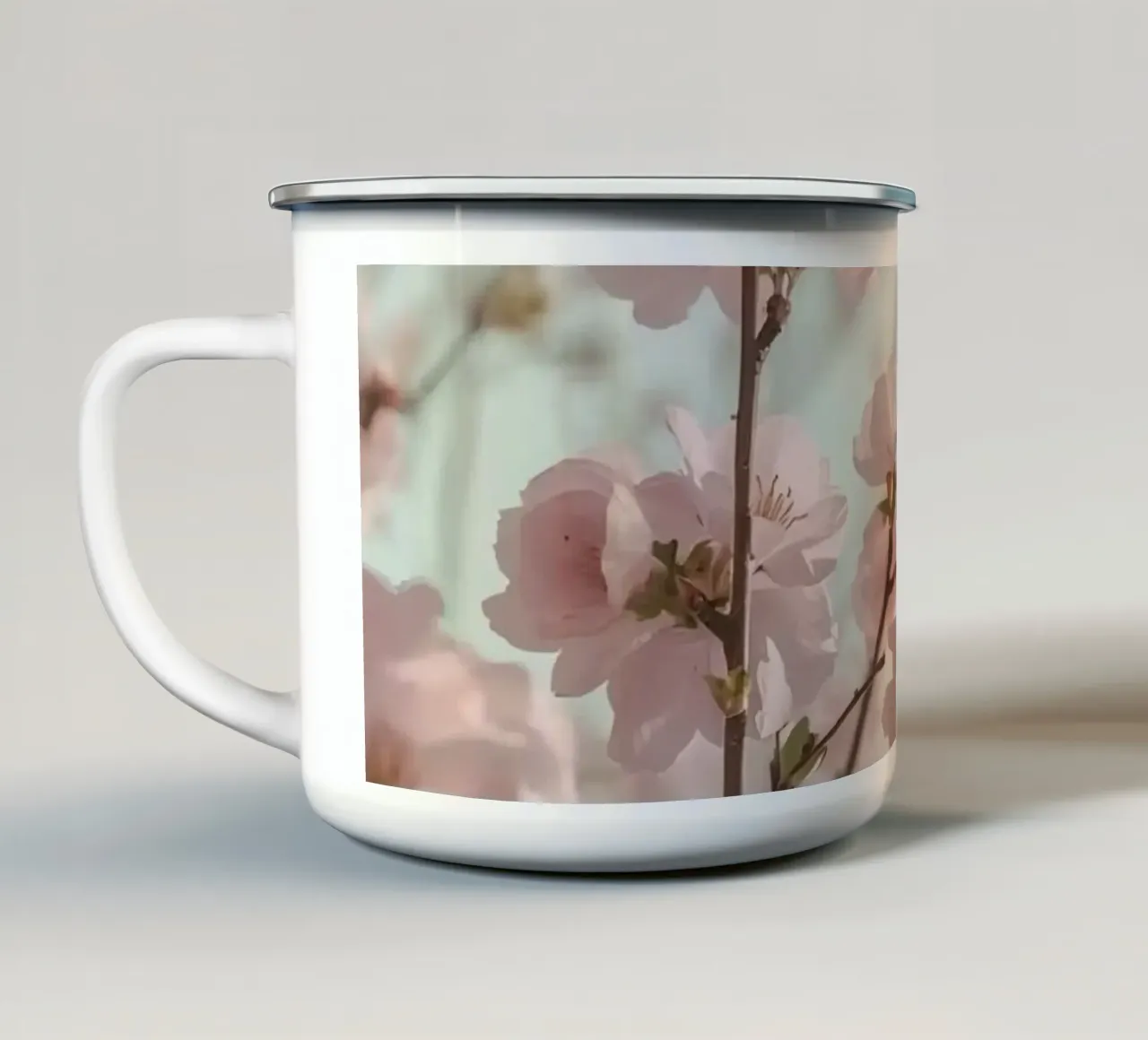 Primo piano dei fiori e dei rami di un albero rosa tazza in smalto da DesignDoodle