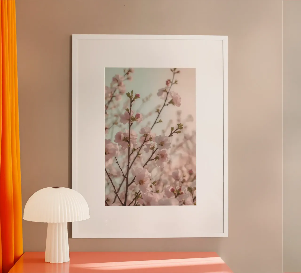 Primo piano dei fiori e dei rami di un albero rosa poster con telaio in legno da DesignDoodle