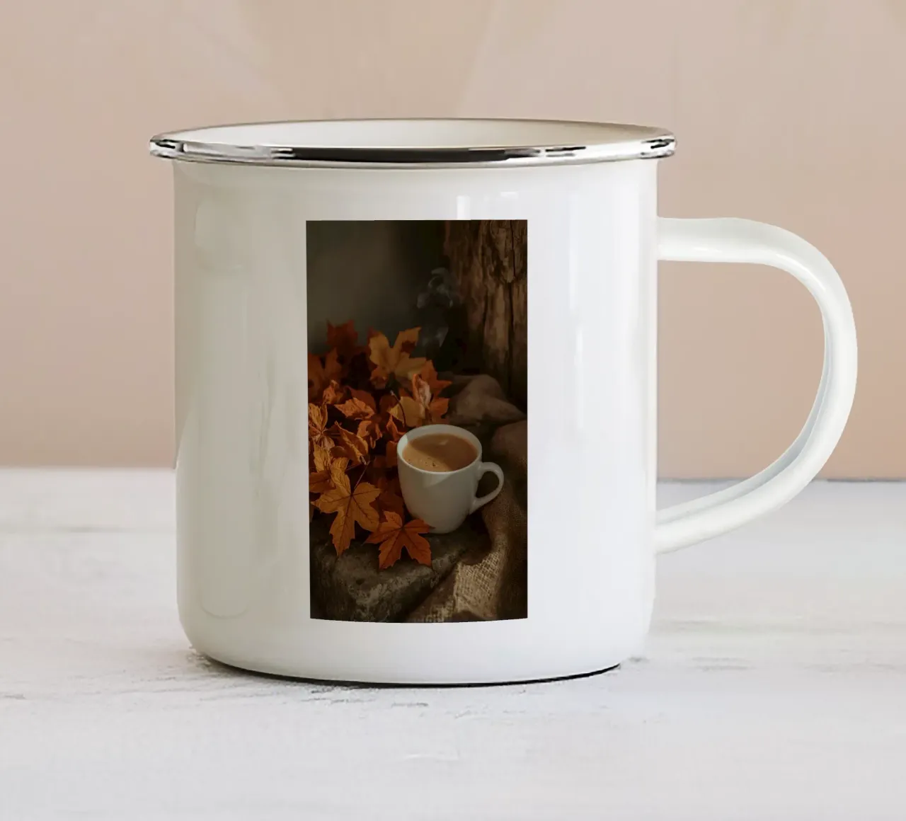Primo piano dei fiori e dei rami di un albero rosa tazza in smalto da DesignDoodle