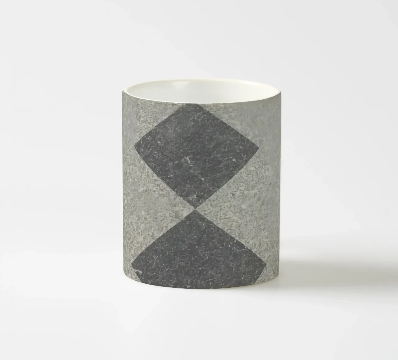 Superficie in calcestruzzo con intarsio a diamante tazza in ceramica da DesignDoodle