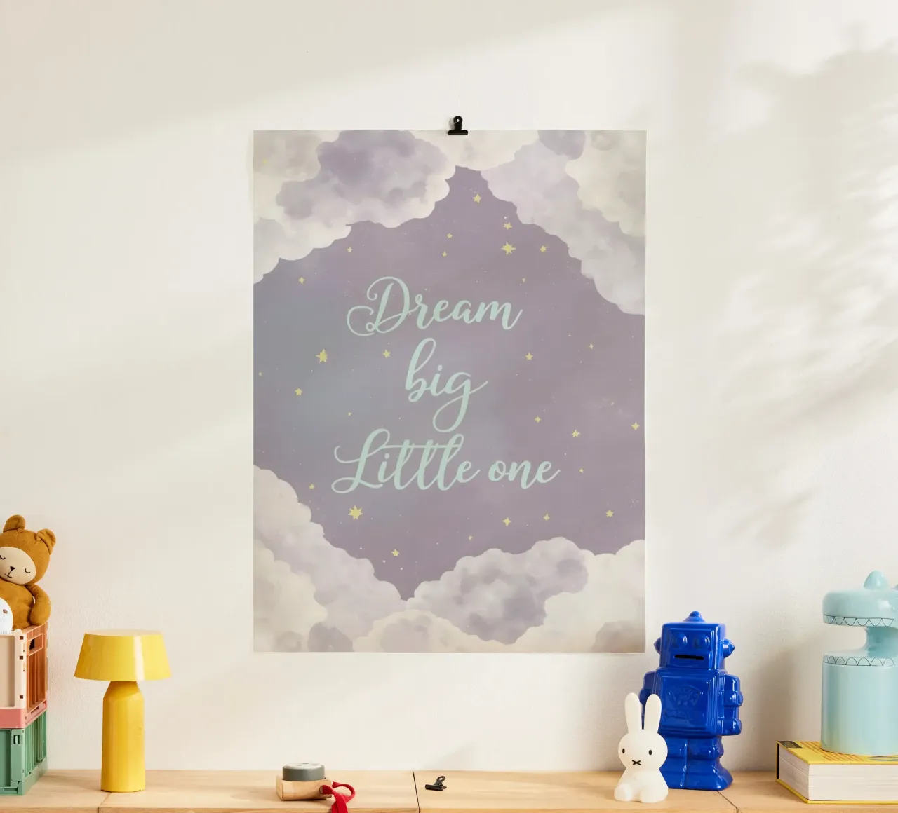 Dream Big Little One con nuvole e stelle poster con telaio in alluminio da DesignDoodle