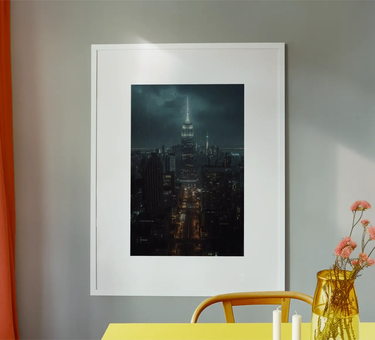 Empire State Building sotto la pioggia Paesaggio urbano di notte poster con telaio in legno da DesignDoodle