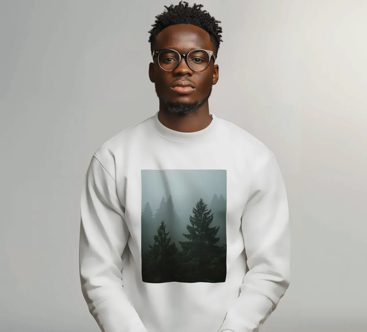 Immergrüne Bäume im Nebel Sweatshirt von DesignDoodle
