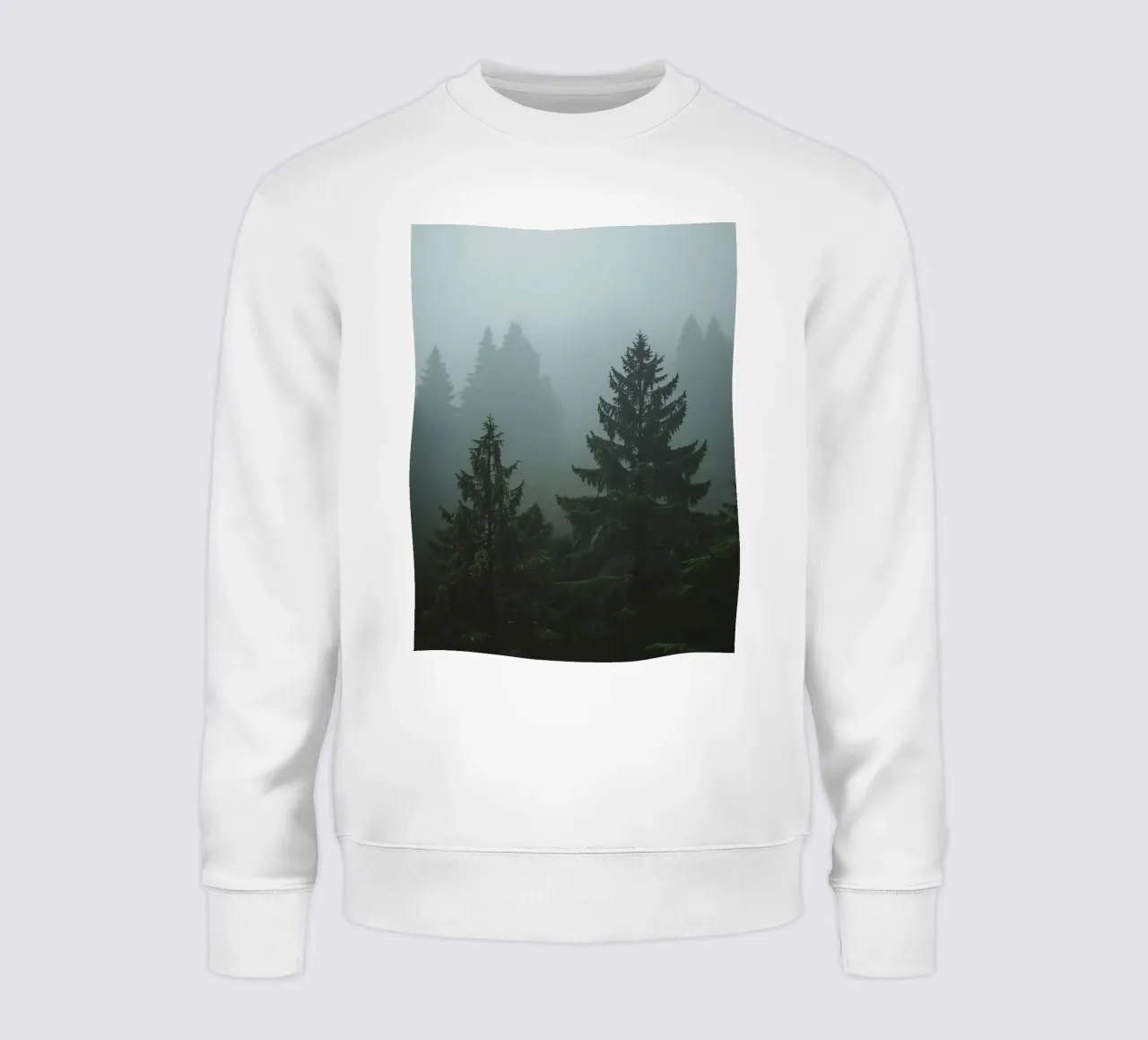 Immergrüne Bäume im Nebel Sweatshirt von DesignDoodle
