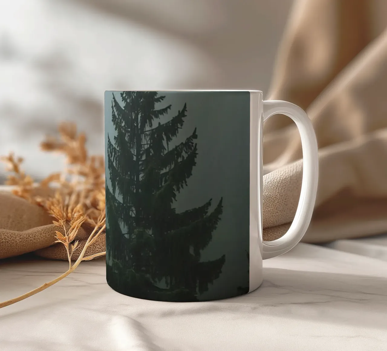 Evergreen Trees in Fog keramische mok van DesignDoodle