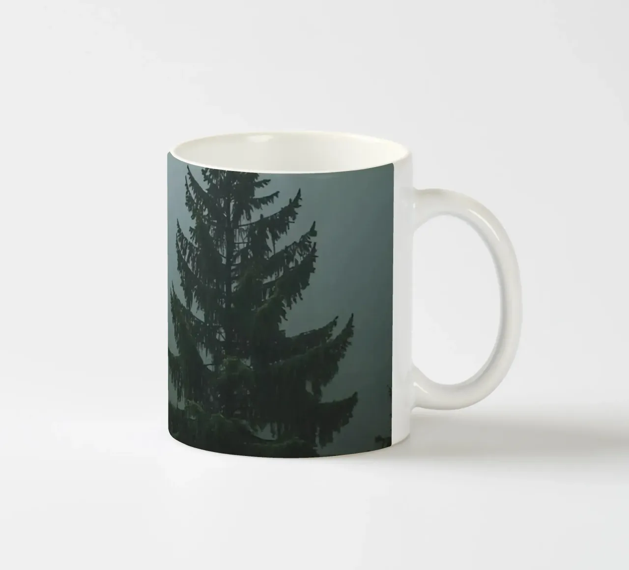 Evergreen Trees in Fog keramische mok van DesignDoodle