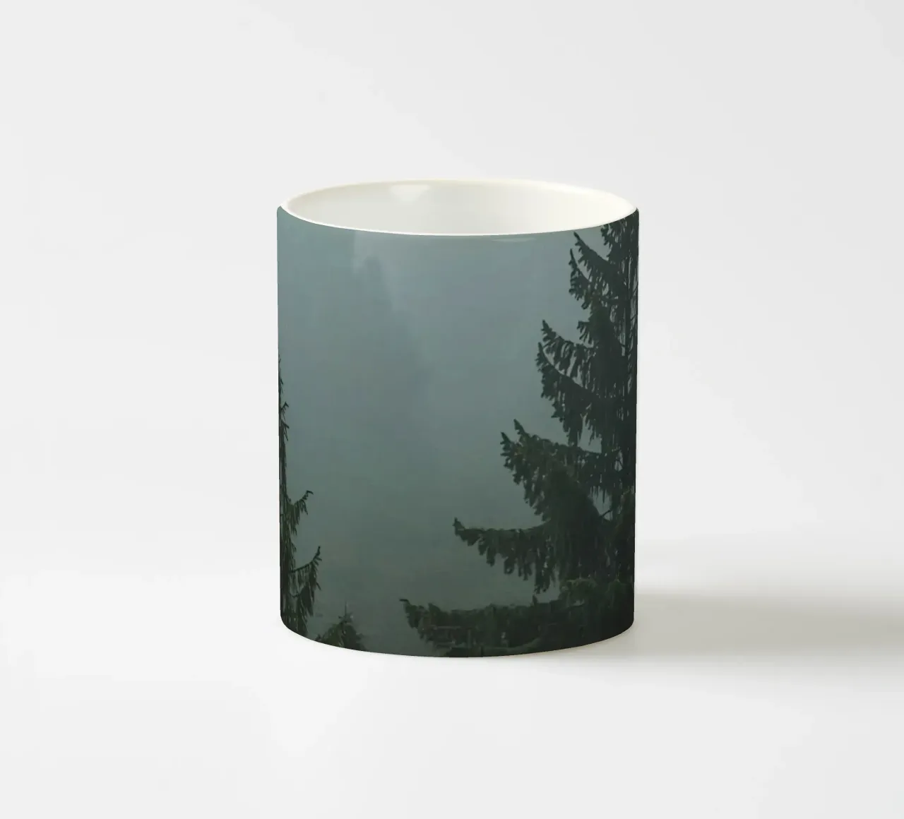 Evergreen Trees in Fog keramische mok van DesignDoodle